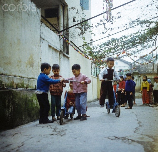 Các em bé hồn nhiên chơi đùa trong sân trường mẫu giáo gần Nghi Tàm. Trong thời kỳ khó khăn, những điều tốt đẹp nhất vẫn luôn được dành cho trẻ em.